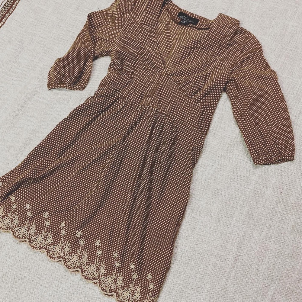 ✨2/$30✨Brown tunic with cream polka dots and floral eyelet lace trim
